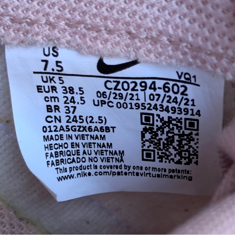 Nike Pink and White Women's Sneakers - Picture 12 of 12